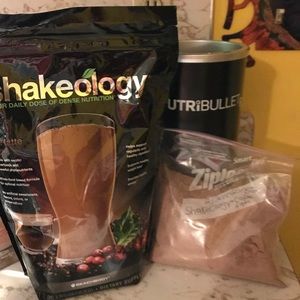 Shakeology plus bonus ziplock bag8-12 extra scoops